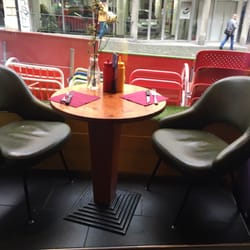 Zoo Burger - Cute table with a view.