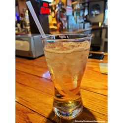 Sit-N-Bull Pub - Makers mark & ginger ale | #intenselypassionatephotography