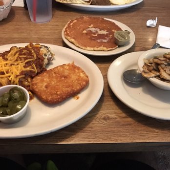 Poor Richard's Cafe - Chili omelet with hash brown jalapeños and sautéed mushrooms - Breakfast & Brunch Near Me - Plano, Texas Poor Richard's Cafe - Chili omelet with hash brown jalapeños and sautéed mushrooms - Breakfast & Brunch Near Me - Plano, Texas