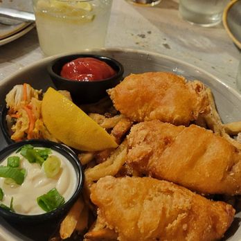 Moku Kitchen - Fish & Chips - Cocktail Bars Near Me - Honolulu, Hawaii