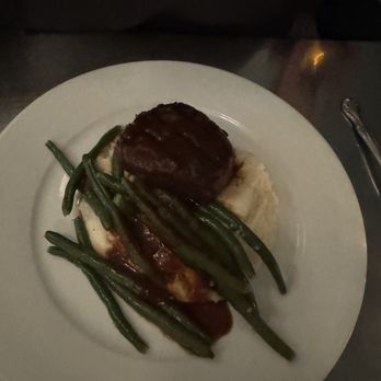 Public House - Filet with mashed potatoes and roasted green beans - New American Near Me - Chattanooga, Tennessee Public House - Filet with mashed potatoes and roasted green beans - New American Near Me - Chattanooga, Tennessee