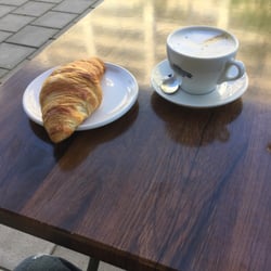 Coffeemania - Cappuccino + croissant
