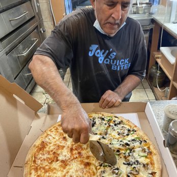 Jay's Quick Bites - THIS is what a pizza expert looks like! - Halal Near Me - Brooklyn, New York