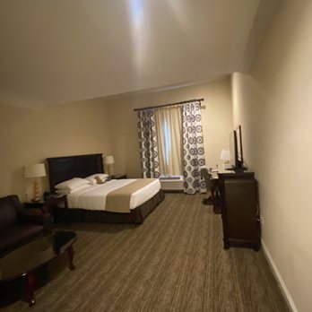 Ayres Hotel Orange - Comfortable bed. Windows do slightly open - Hotels Near Me - Orange, California