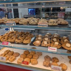 La Boom Bakery - Sawgrass Mills - Cookie display (Dec 2025).