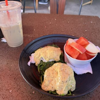 Cafe Milan - Eggs Benedict with Spinach - Breakfast & Brunch Near Me - Playa Del Rey, California Cafe Milan - Eggs Benedict with Spinach - Breakfast & Brunch Near Me - Playa Del Rey, California