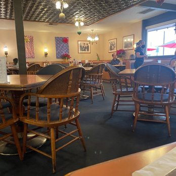 Coral Cafe - Dining Area - American Near Me - Burbank, California