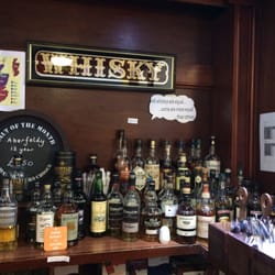 Richmond Arms Hotel - Die Bar des Richmond Arms mit momentan 142 Whiskys. Chloe ist eine ausgezeichnete Whiskykennerin und macht großartige Tastings