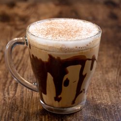 Todo Massas - Mochaccino Artesanal Café espresso intenso mezclado con leche vaporizada y un toque de chocolate, coronado con espuma suave y espolvoreado