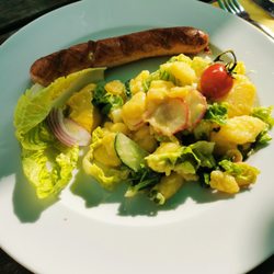 Café Mutz - Bärlachbratwurst mit buntem Kartoffelsalat