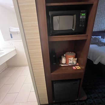 Fairfield by Marriott Inn & Suites Sacramento Folsom - Microwave and mini refrigerator with a coffee maker and a ice bucket - Hotels Near Me - Folsom, California