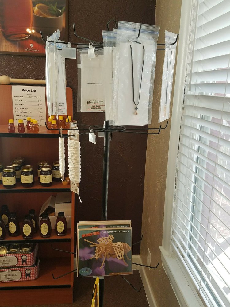 THE BEEKEEPERS DEN Updated September 2024 618 E Bridge St, Brighton