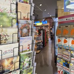 Cigo - Vor dem Geschäft Postkarten.
