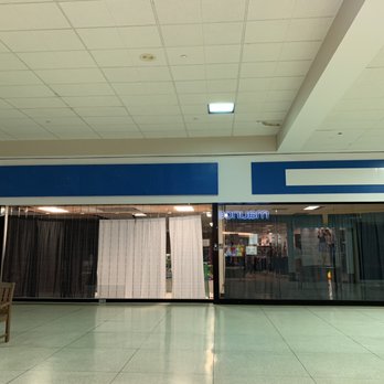 Cranberry Mall - Another vacant store - Shopping Centers Near Me - Cranberry, Pennsylvania