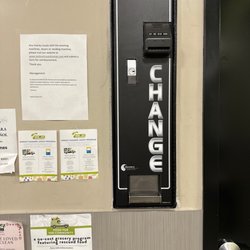 Jackson Laundromat - Change machine