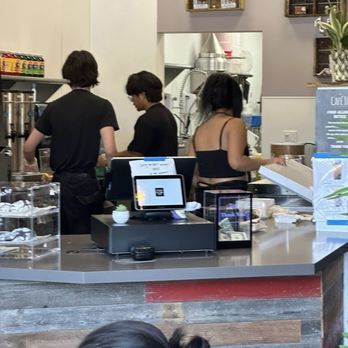 Cafe 86 - Staff taking their time to make drinks - Desserts Near Me - Los Angeles, California Cafe 86 - Staff taking their time to make drinks - Desserts Near Me - Los Angeles, California