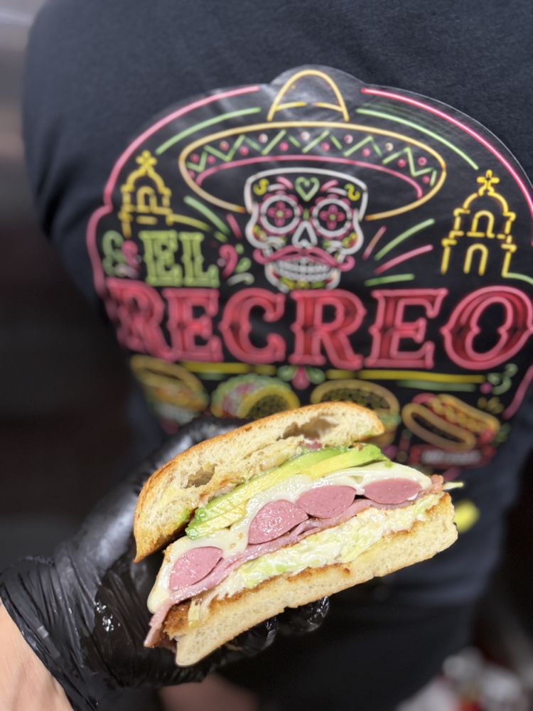 El Recreo Logo