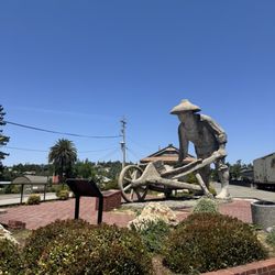 Gold Rush Museum - Statue