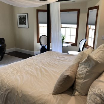 The Hope Inn - Sitting area 2 Royal Shasta. - Hotels Near Me - Redding, California