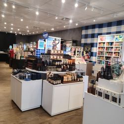 Bath & Body Works - Finally a beautiful set up for the Northside.