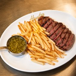 Houston Steak & Fruits De Mer - Steak grillé à la perfection, frites croustillantes et sauce pleine de saveur.

Perfectly grilled steak, crispy fries & flavourful sauce.