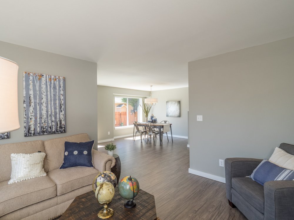 Slide of Estafette Services