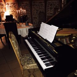 Auberge de l'Empereur - Ambiance piano en plein milieu de la salle
