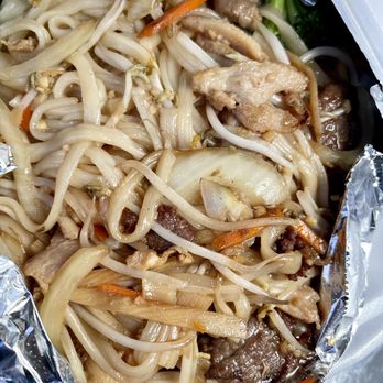 Peking Garden - Combo chow mein - Chinese Near Me - Lakewood, Washington