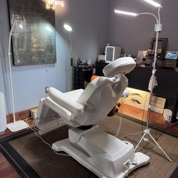 Jeune Brows Studio - Casual atmosphere in the PMU room!