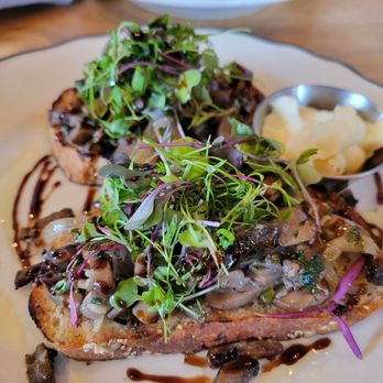 101 Craft Kitchen - Mushroom Toast appetizer with arugula and balsamic vinegar.  Sooo tasty. - New American Near Me - Westerville, Ohio