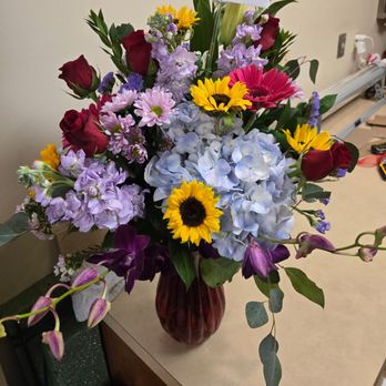 SM Florist Media - VALENTINES ARRANGEMENT - Florists Near Me - Media, Pennsylvania SM Florist Media - VALENTINES ARRANGEMENT - Florists Near Me - Media, Pennsylvania