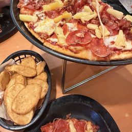 Medium Pizza and Mojos  Peperoni, bacon and pineapple