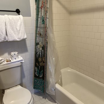 Hotel Defuniak - Sparkling clean bathroom - Hotels Near Me - Defuniak Springs, Florida
