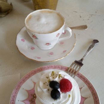 Sugar Factory - Café con leche y cupcake de frutos rojos y yogur, vaya pinta rica - Desserts Near Me - Madrid, M