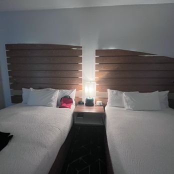 SpringHill Suites by Marriott Oceanside Beach - Beds - Hotels Near Me - Oceanside, California