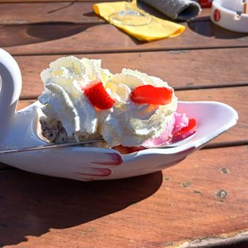 Tick-Tack Café & Restaurant - Eisbecher mit frischen Erdbeeren / Sundae with fresh strawberries - German Near Me - Stahnsdorf, BB