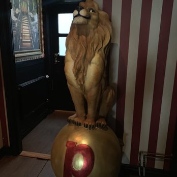 Pinchos - Circus themed decor - Tapas Bars Near Me - Piteå, BD