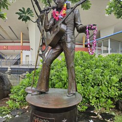 Elvis Presley Statue - Had to stop and see the King!! Put a Lei on his left hand!!!