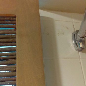 Temecula Creek Inn - Dirty bathtub in most expensive room. Doors and blinds dusty and old fashioned. If you have dust allergies beware! - Golf Near Me - Temecula, California