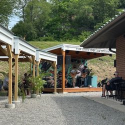 Deer Creek Diner - Outdoor seating with live band