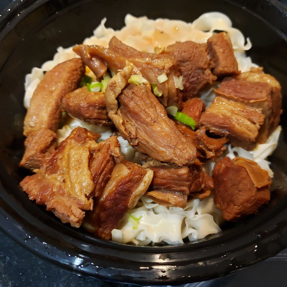 Hot Pot Noodle - beef and noodles in a black bowl - Ramen Near Me - Waterloo, Ontario