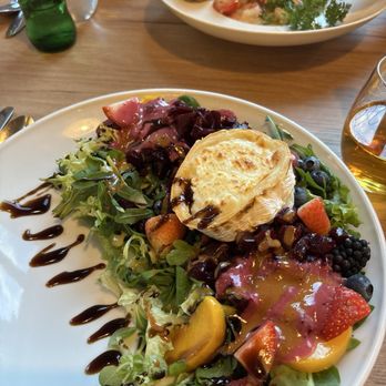InFormal Kitchen - Salad with fruit and warm goat cheese - Breakfast & Brunch Near Me - Warsaw, MZ