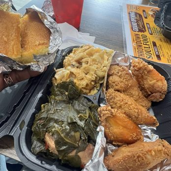 Throwdown Soulfood - Chicken Wings, Collard Greens and Mac & Cheese with Cornbread and Koolaid - Soul Food Near Me - Long Beach , California