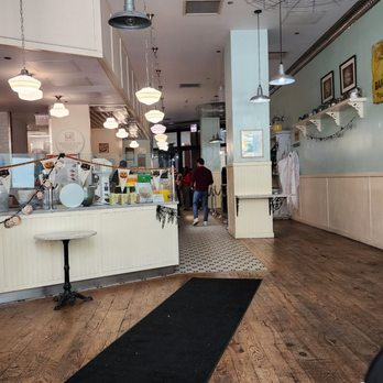 Magnolia Bakery - Inside - Bakeries Near Me - Chicago, Illinois Magnolia Bakery - Inside - Bakeries Near Me - Chicago, Illinois
