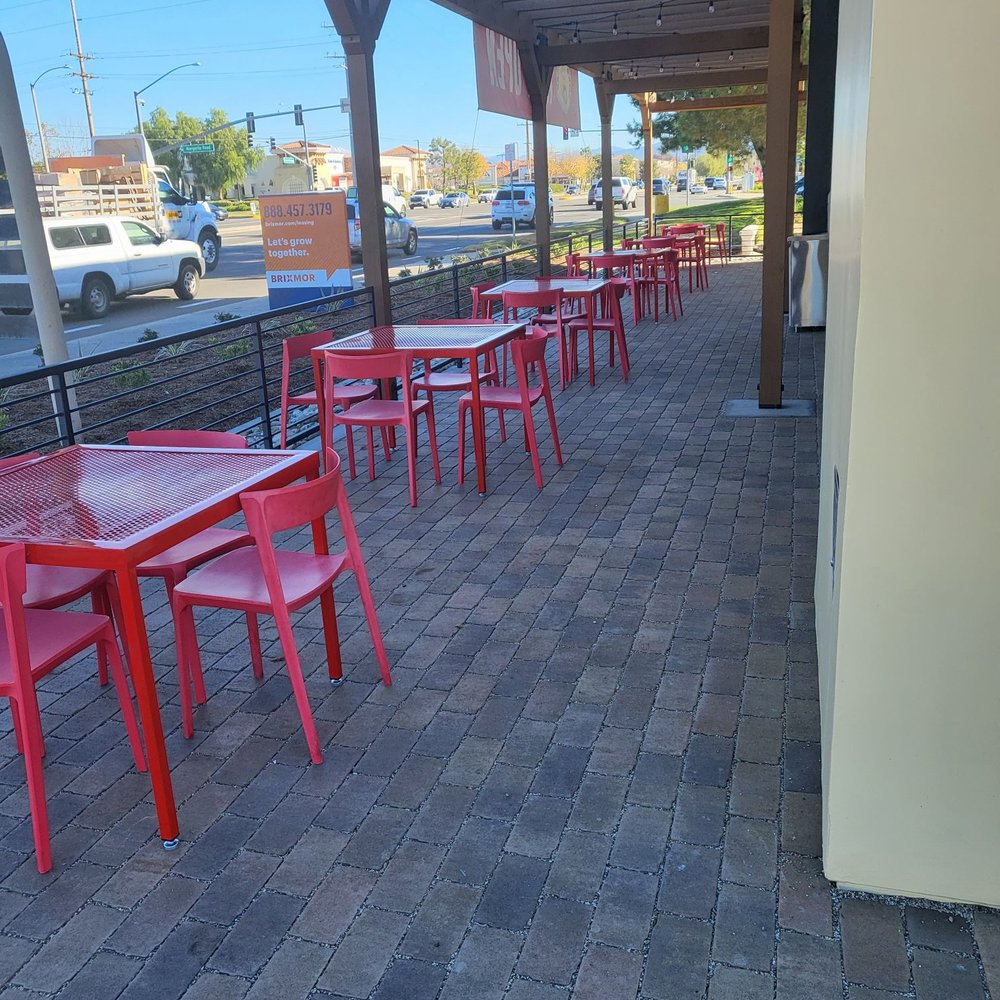 Dave's Hot Chicken - Outside seating - Chicken Shop Near Me - Temecula, California