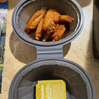 Pizza Hut - Traditional Wings Buffalo Mild w/garlic sauce - Pizza Near Me - Castaic, California Pizza Hut - Traditional Wings Buffalo Mild w/garlic sauce - Pizza Near Me - Castaic, California