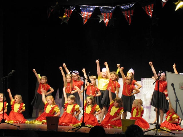 Sing Dance Perform Logo