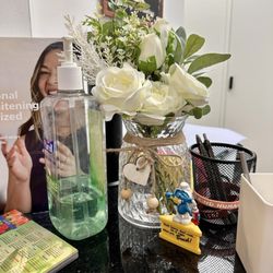 Villa Dental - Pretty flowers and cute Smerf figure.