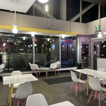Roll'd Up - Seating area - Ice Cream & Frozen Yogurt Near Me - Ottawa, Ontario