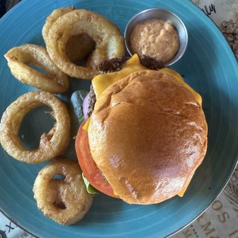 Wishmaker House Bed and Breakfast - Cheeseburger - Bed & Breakfast Near Me - Bellville, Ohio